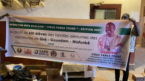 Banderole de l'Opération kits scolaires « Vieux Farka Touré », édition 2023.