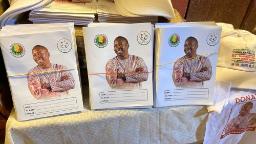 Piles de cahiers aux couleurs d'AMAHREC-SAHEL.
