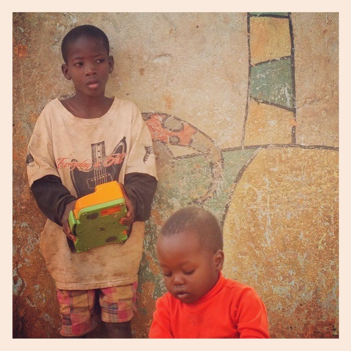 Deux enfants d'un orphelinat de Bamako, l'un tient une boîte.