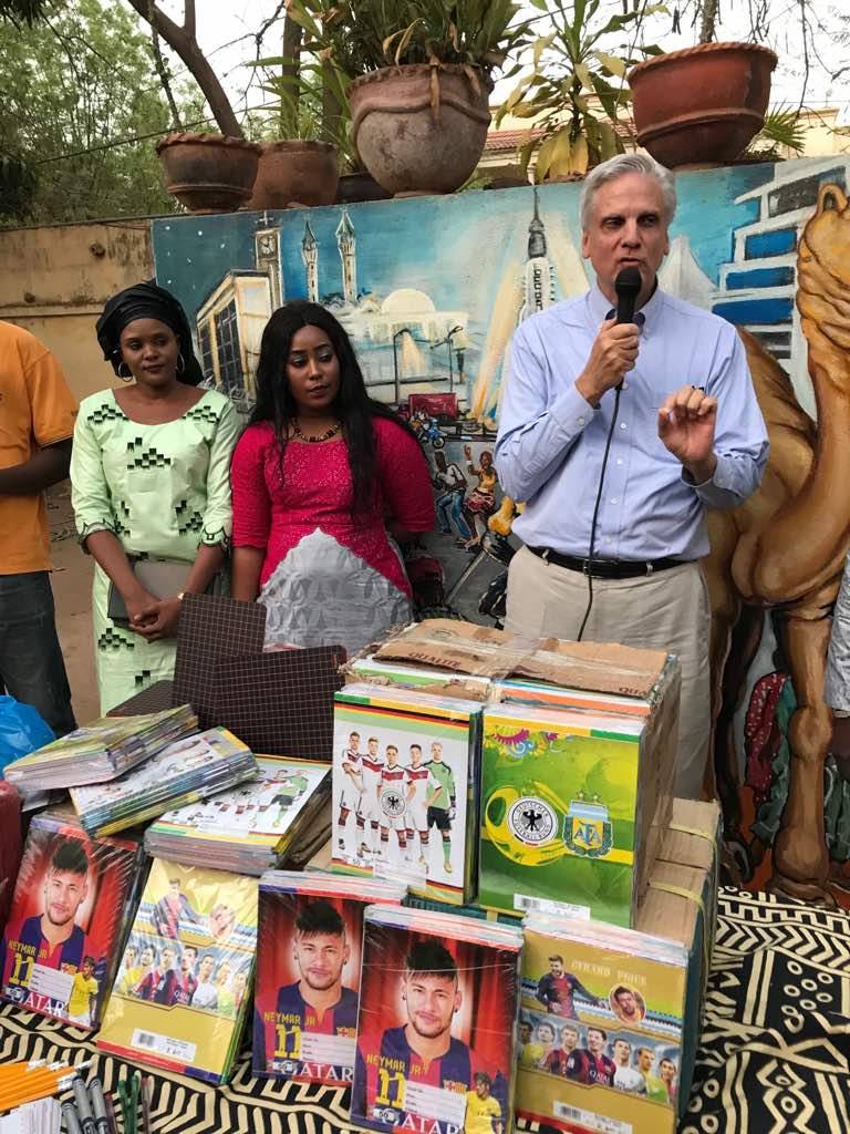Remise de livres pour enfants et de fournitures scolaires lors d'une cérémonie au Mali.