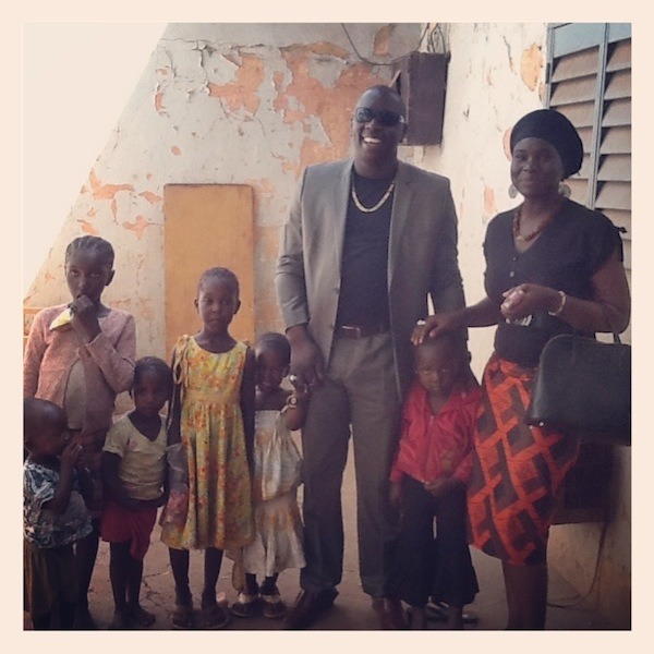 Vieux Farka Touré avec des enfants et une encadrante devant un orphelinat de Bamako.